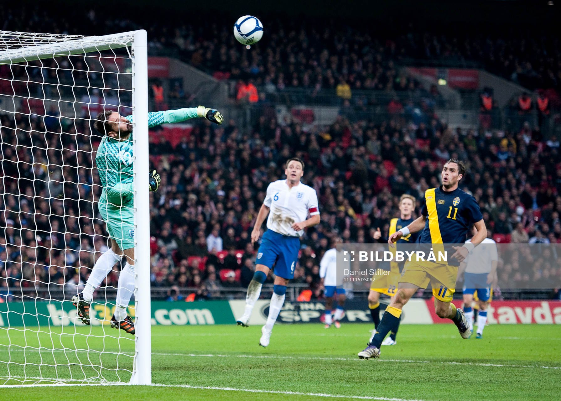 Scott Carson, målvakt England, räddar en chans från