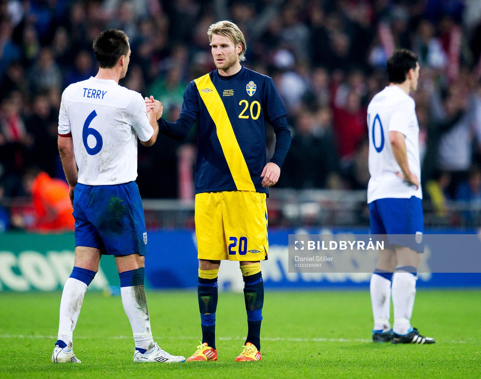  Ola Toivonen, Sverige, tackar John Terry, England efter matchen