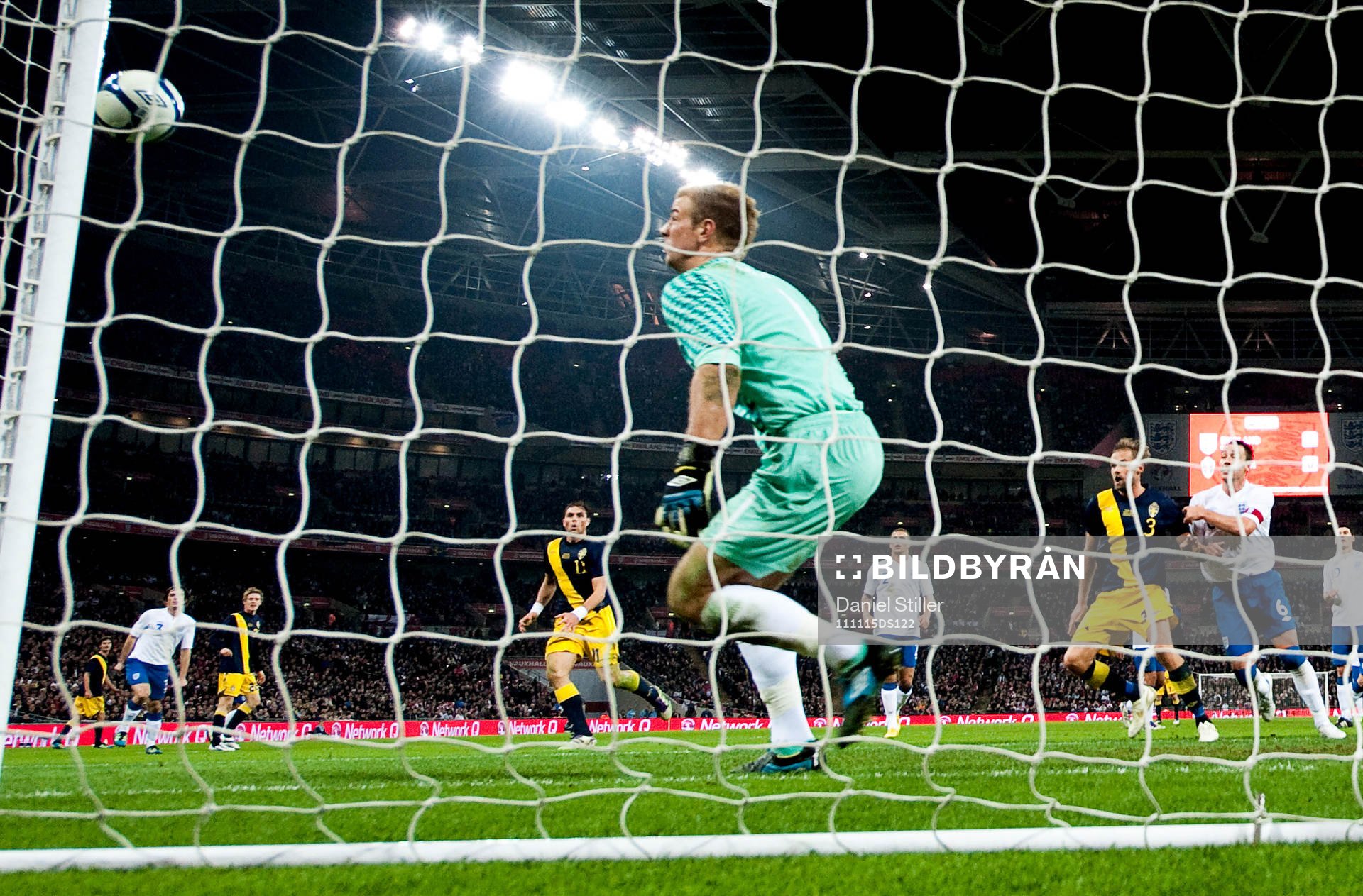  Sverige har en träff i stolpen, Joe Hart, målvakt England. 