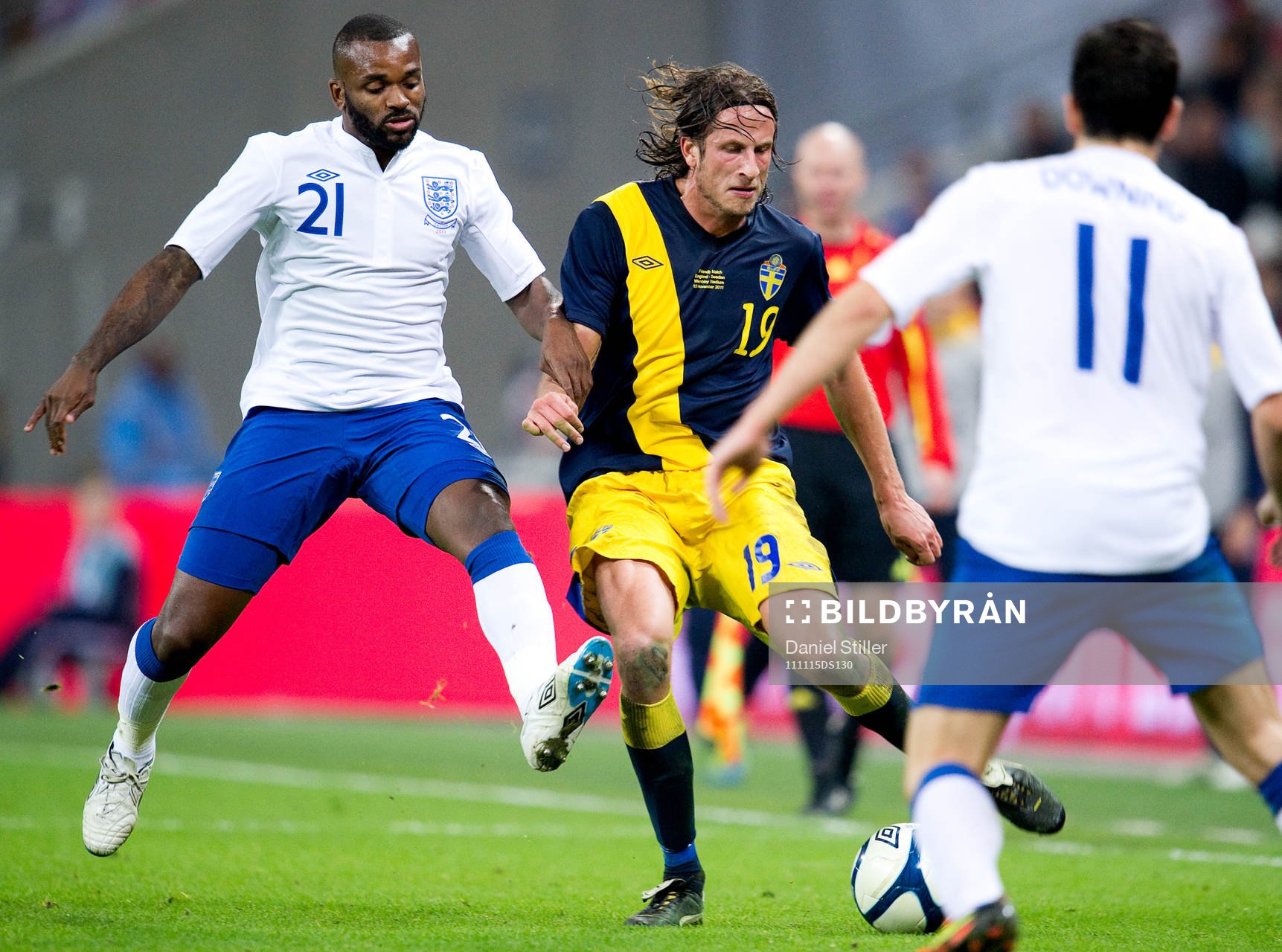   Jonas Olsson, Sverige. Darren Bent, England. 
