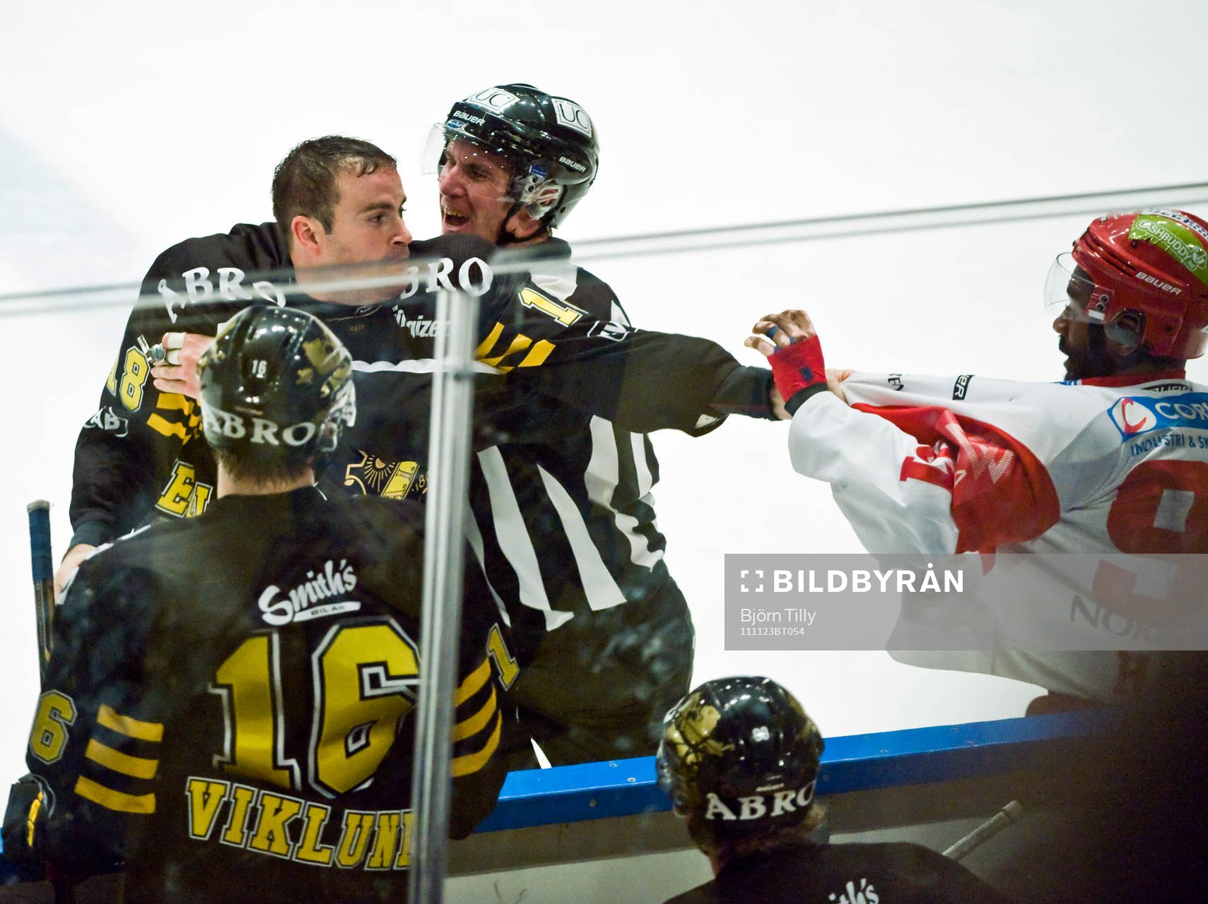 Kent McDonell, AIK och Yared Hagos, Timrå. Bråk
