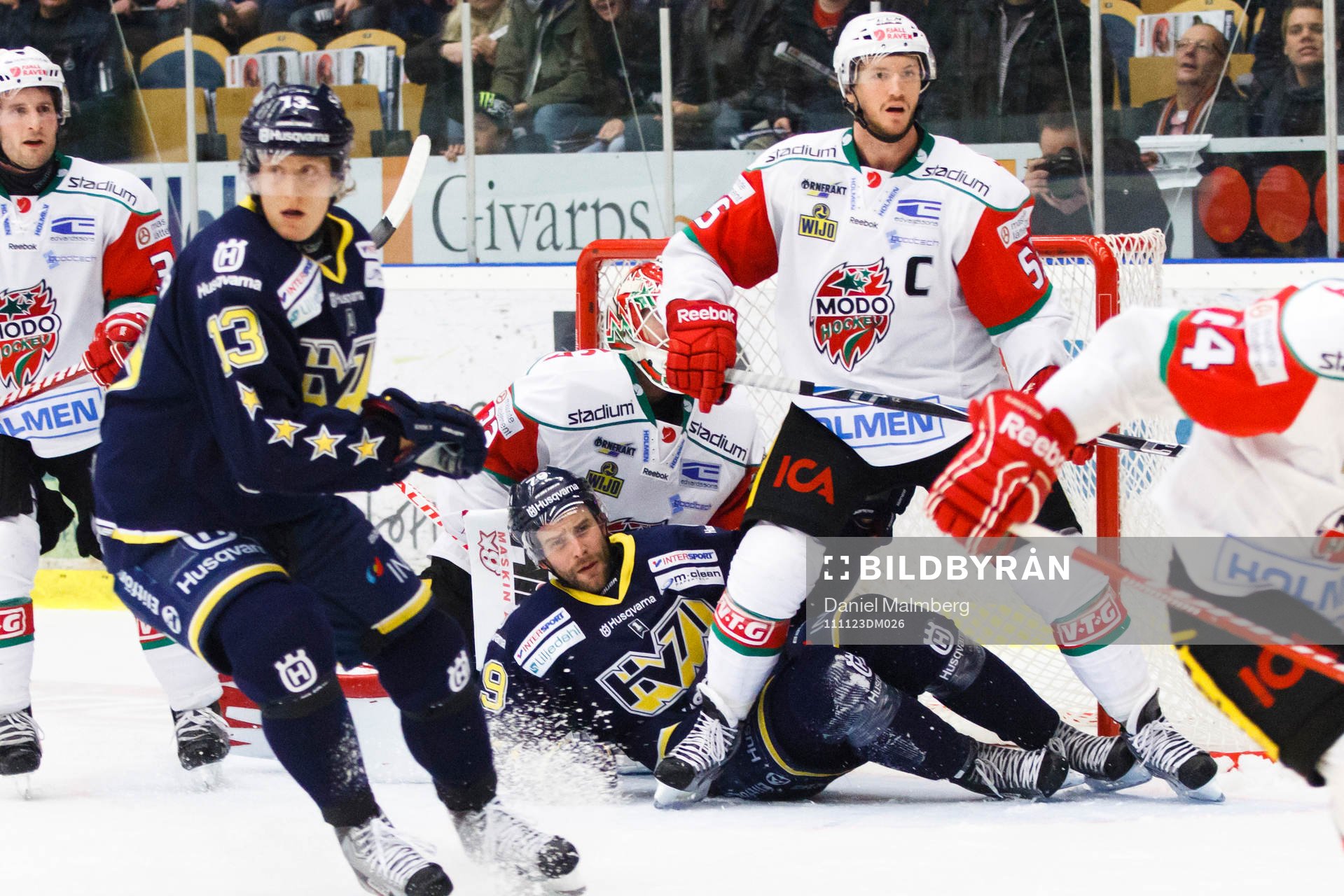 Johan Lindström, HV71 ligger på isen framför Mikael