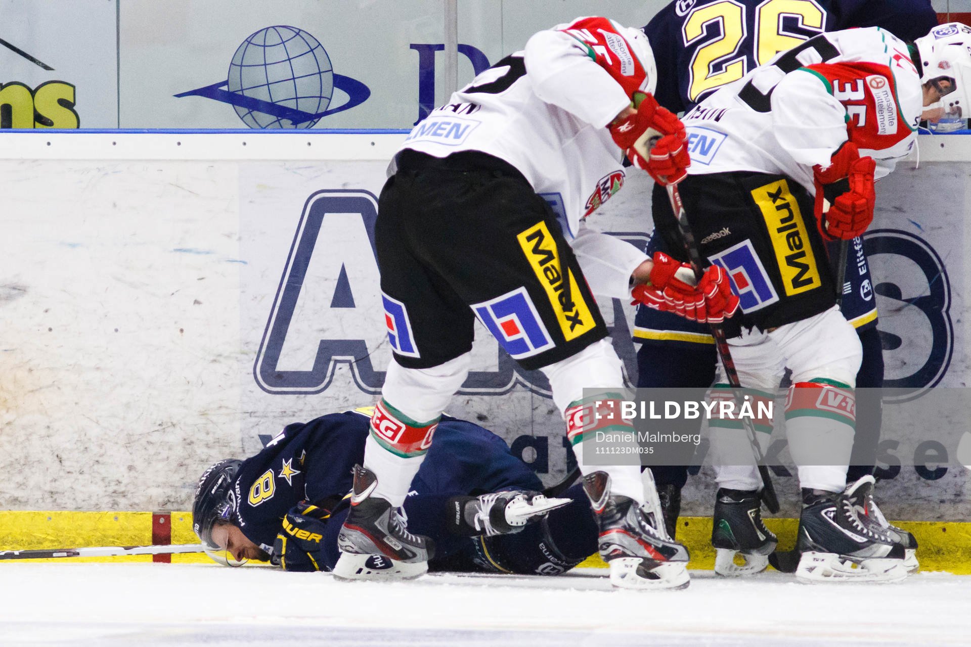 Daniel Grillfors, HV71 ligger skadad på isen. Skada