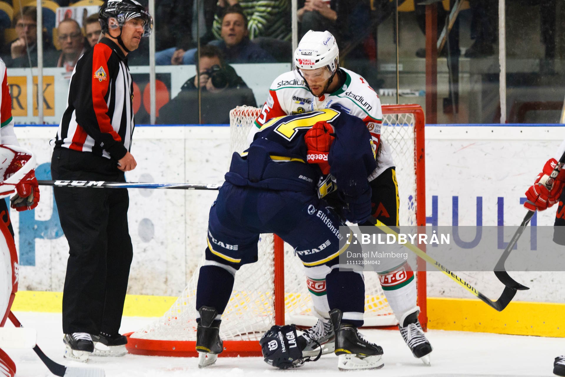 John Westin, Modo, trycker ner Per Ledin, HV71 framför