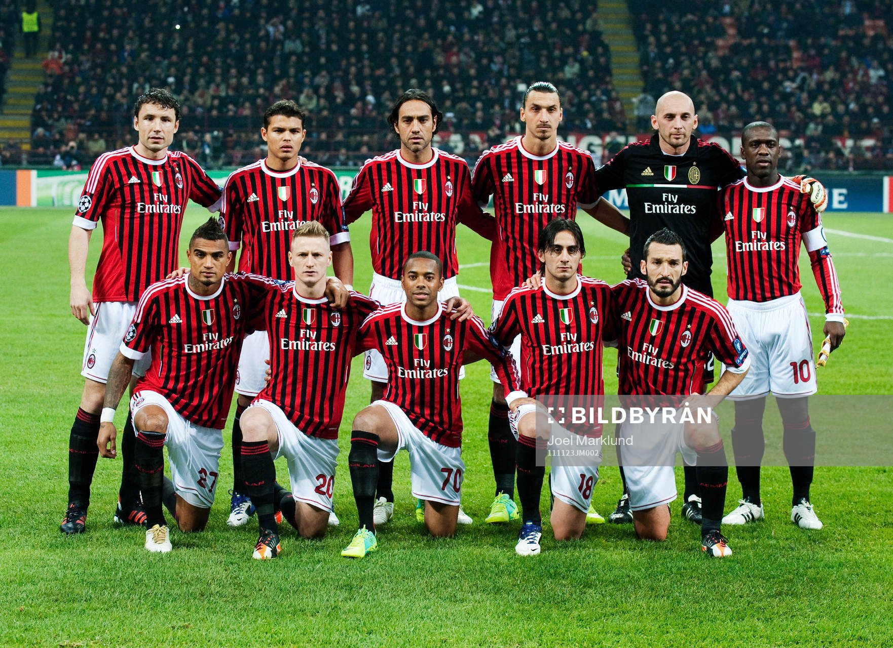 Lagbild AC Milan. Övre raden från vänster: Mark van Bommel, Thiago Silva, Alessandro Nesta, Zlatan Ibrahimovic, Christian Abbiati, målvakt, och Clarence Seedorf. Nedre raden från vänster: Kevin Prince Boateng, Ignazio Abate, Robinho, Alberto Aquilani och Gianluca Zambrotta.