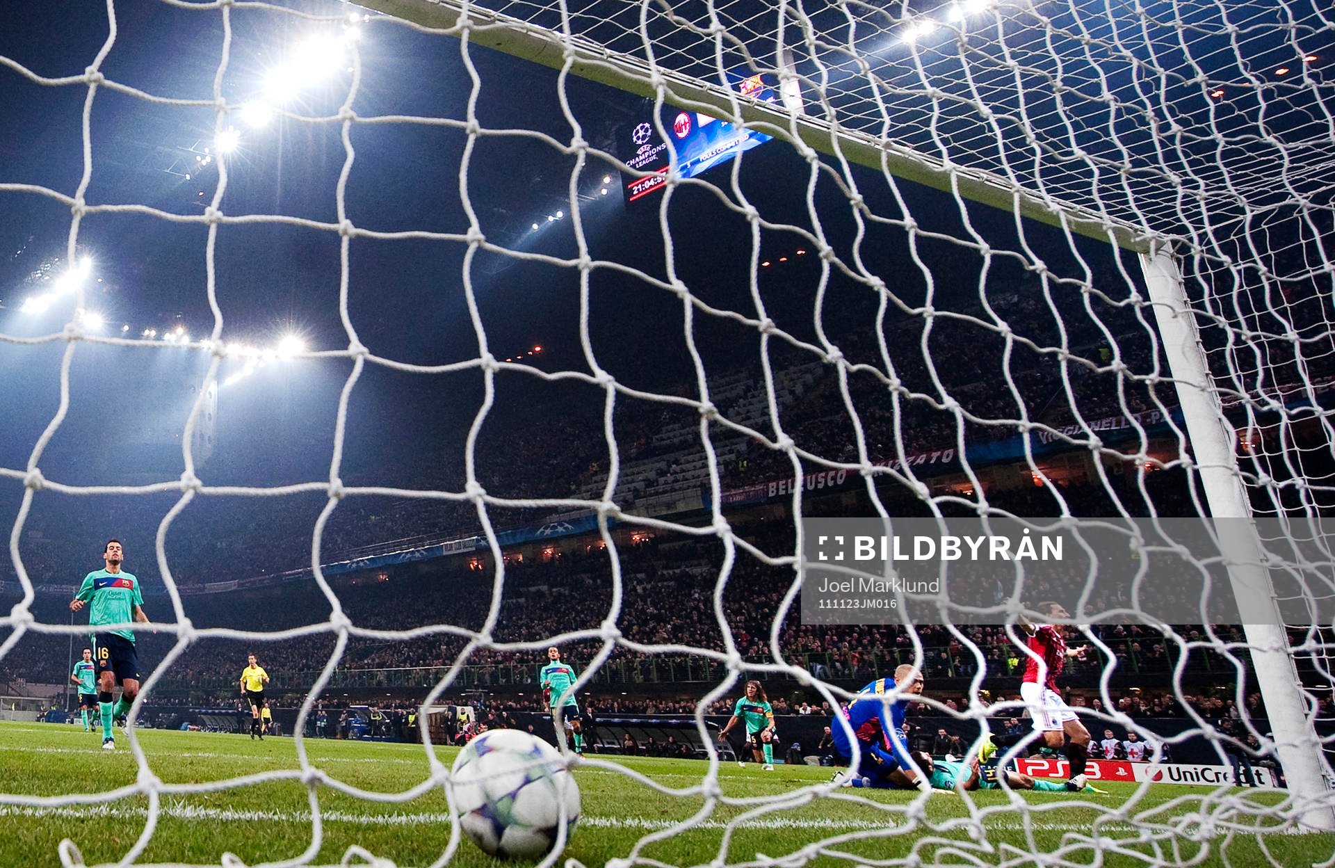 Victor Valdes, målvakt, Barcelona, ser bollen gå i mål