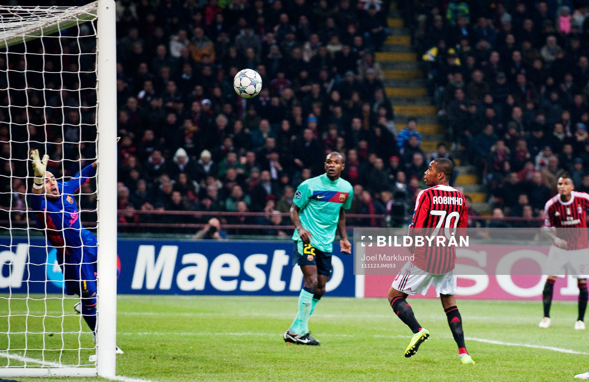 Robinho, AC Milan, ser bollen gå precis utanför målet