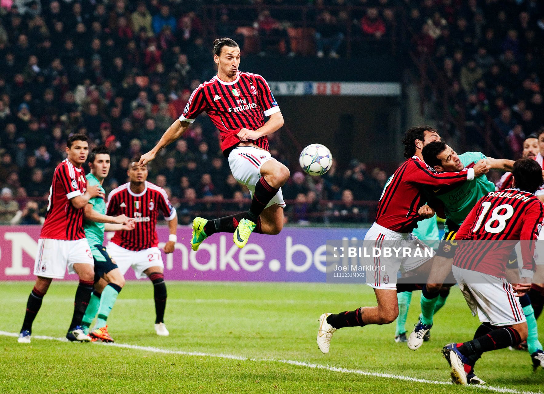 Zlatan Ibrahimovic, AC Milan, rensar unden bollen i