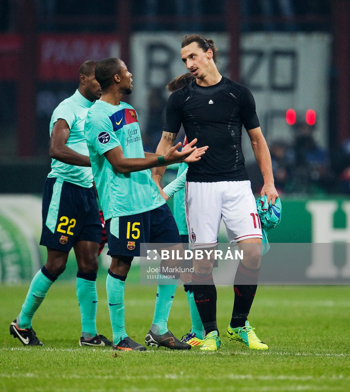  Seydou Keita, Barcelona, argumenterar med Zlatan Ibrahimovic, AC Milan, efter slutsignalen.