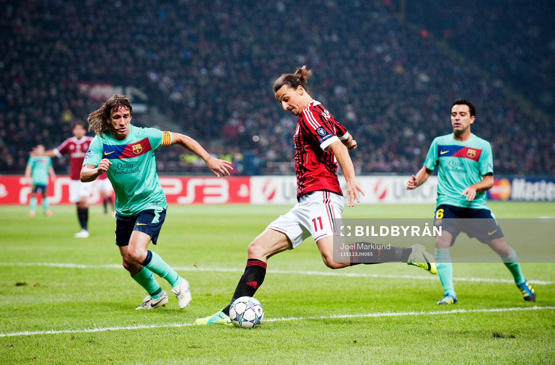 Zlatan Ibrahimovic, AC Milan, tar sig förbi Carles Puyol