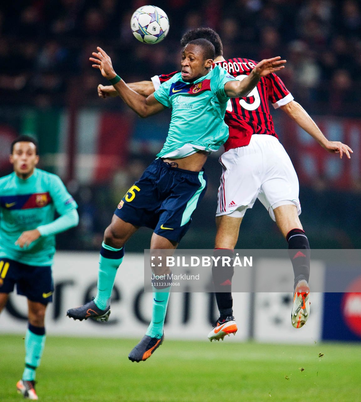  Seydou Keita, Barcelona, i en luftduell med Gianluca Zambrotta, AC Milan.