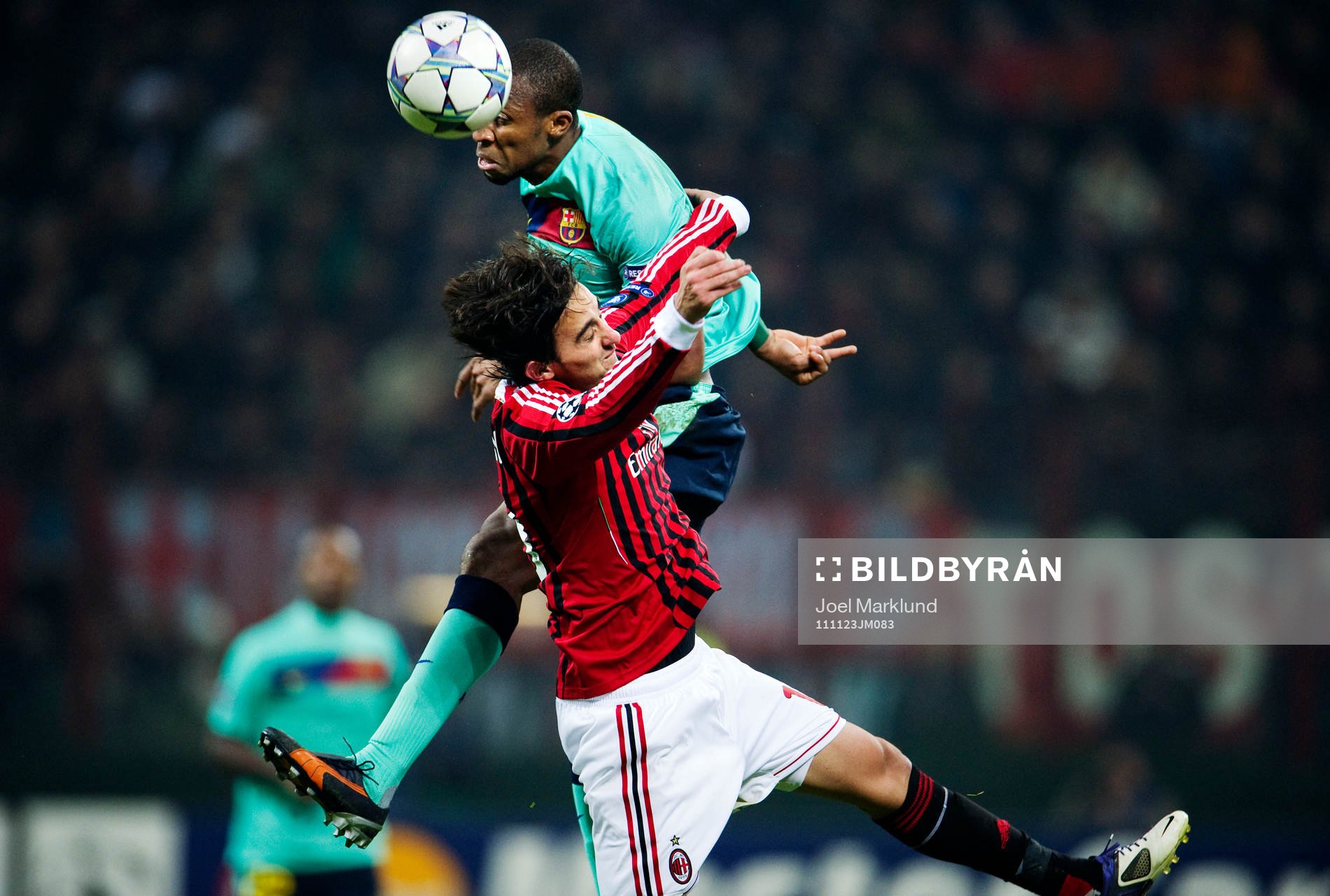  Seydou Keita, Barcelona, vinner en luftduell mot Alberto Aquilani, AC Milan.
