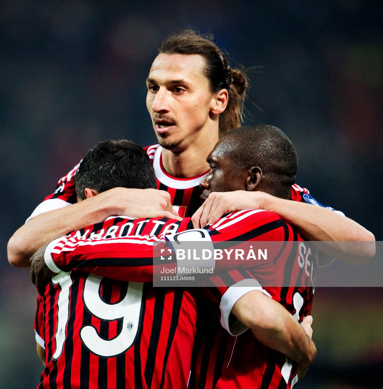 Gianluca Zambrotta och Clarence Seedorf kramar om Zlatan