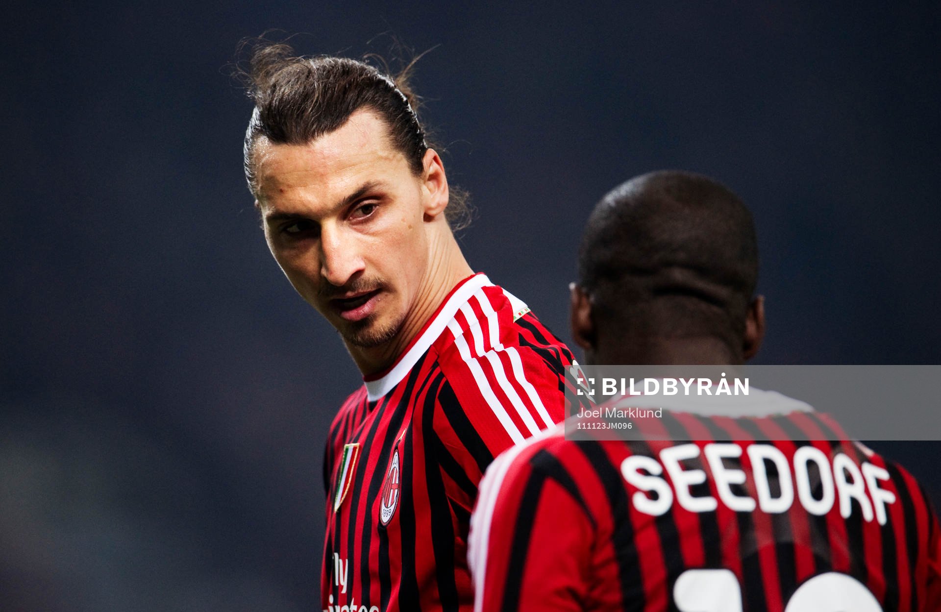 Zlatan Ibrahimovic pratar med Clarence Seedorf, AC Milan