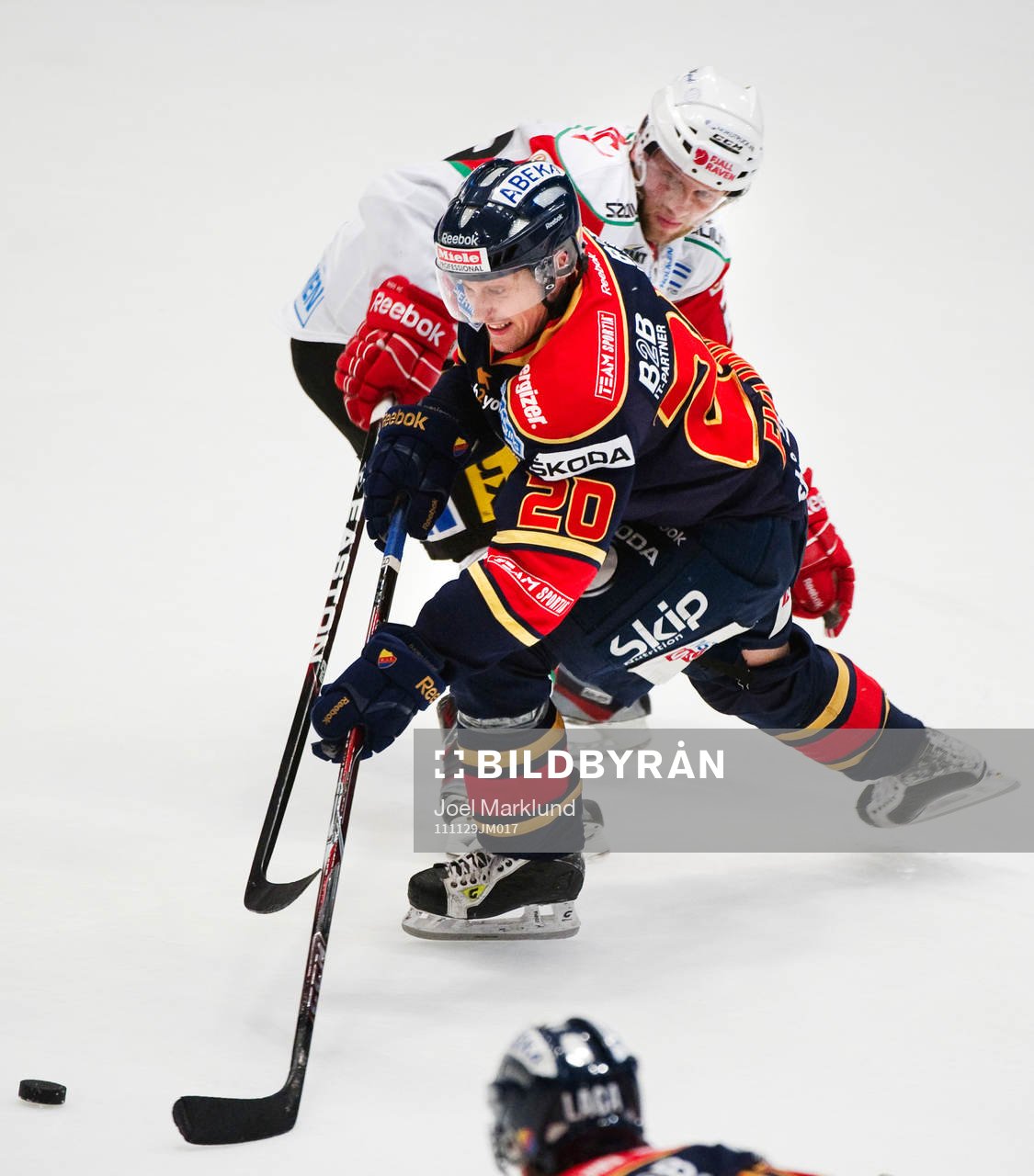 Christian Eklund, Djurgården, tar sig förbi Thomas Pöck,