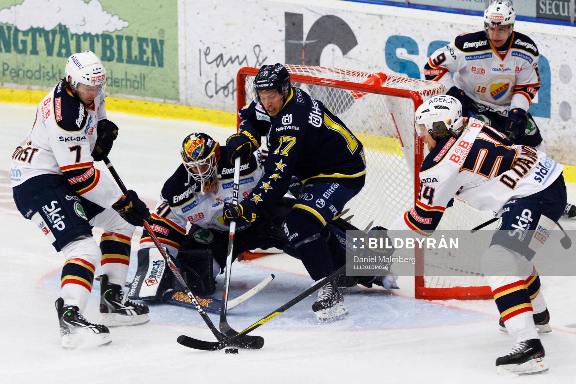 Andreas Falk, HV71 skapar tryck framför Gustaf Wesslau,
