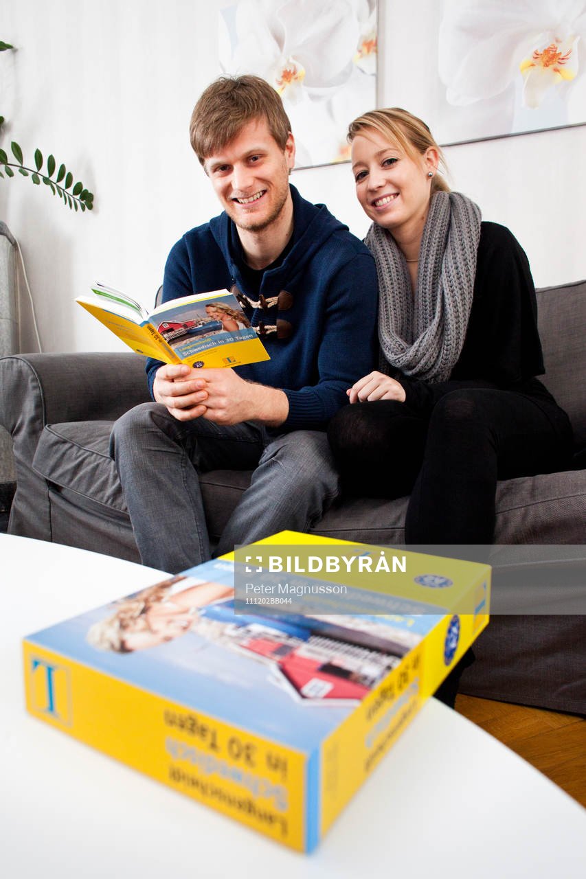 Patrick von Gunten och Amandine Hostettler studerar svenska