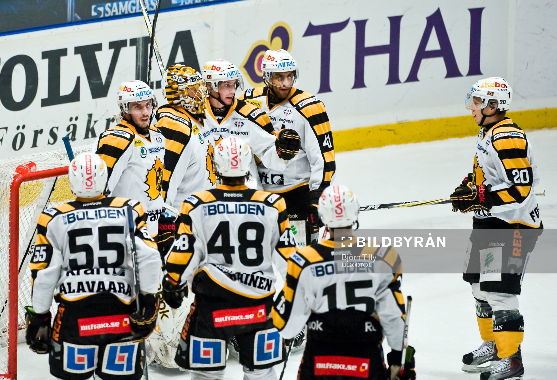 Andreas Hadelöv, målvakt, Skellefteå gratuleras