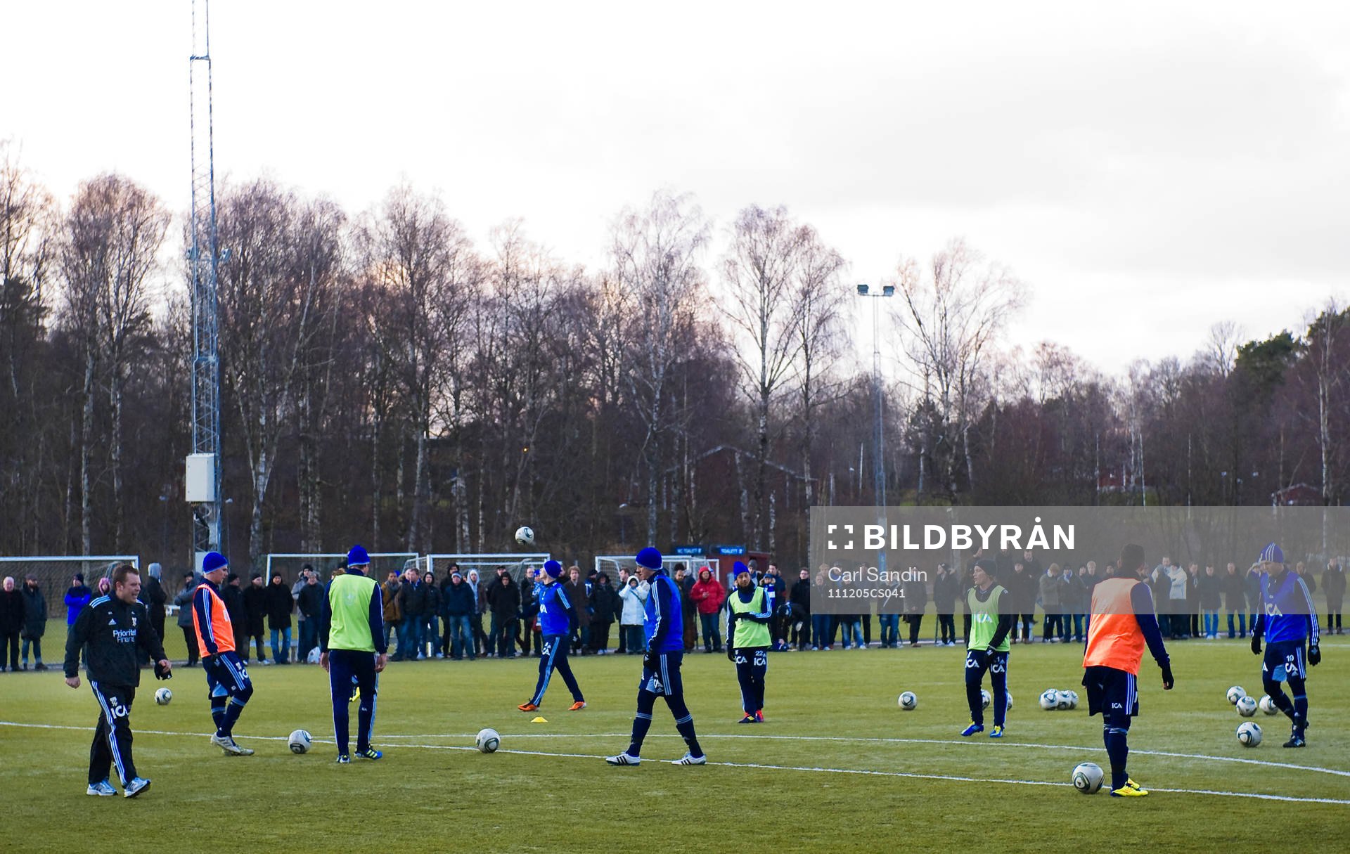 Mikael Stahre, tränare, instruerar truppen
