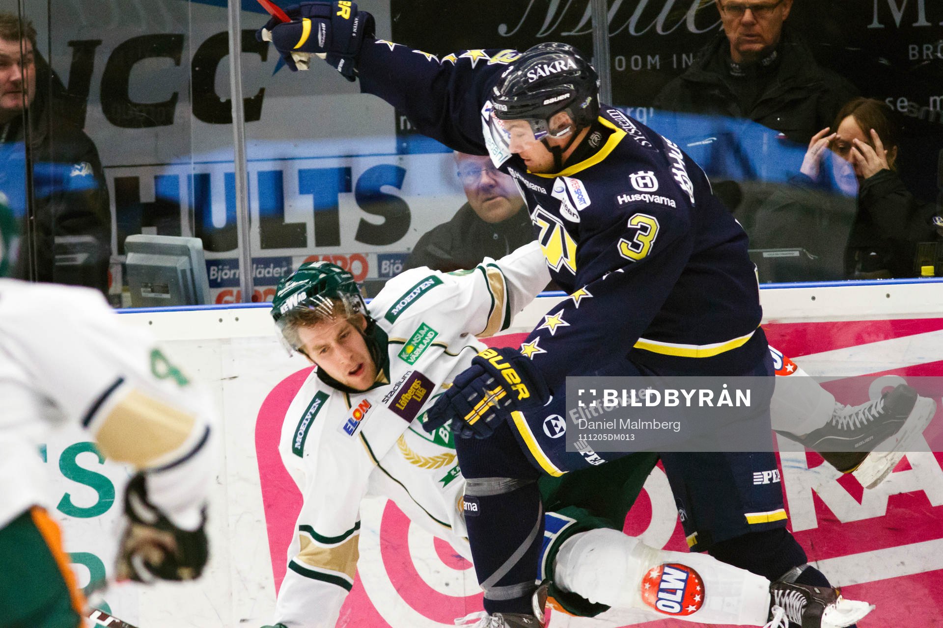 Noah Welch, HV71 tacklar Per Åslund, Färjestad