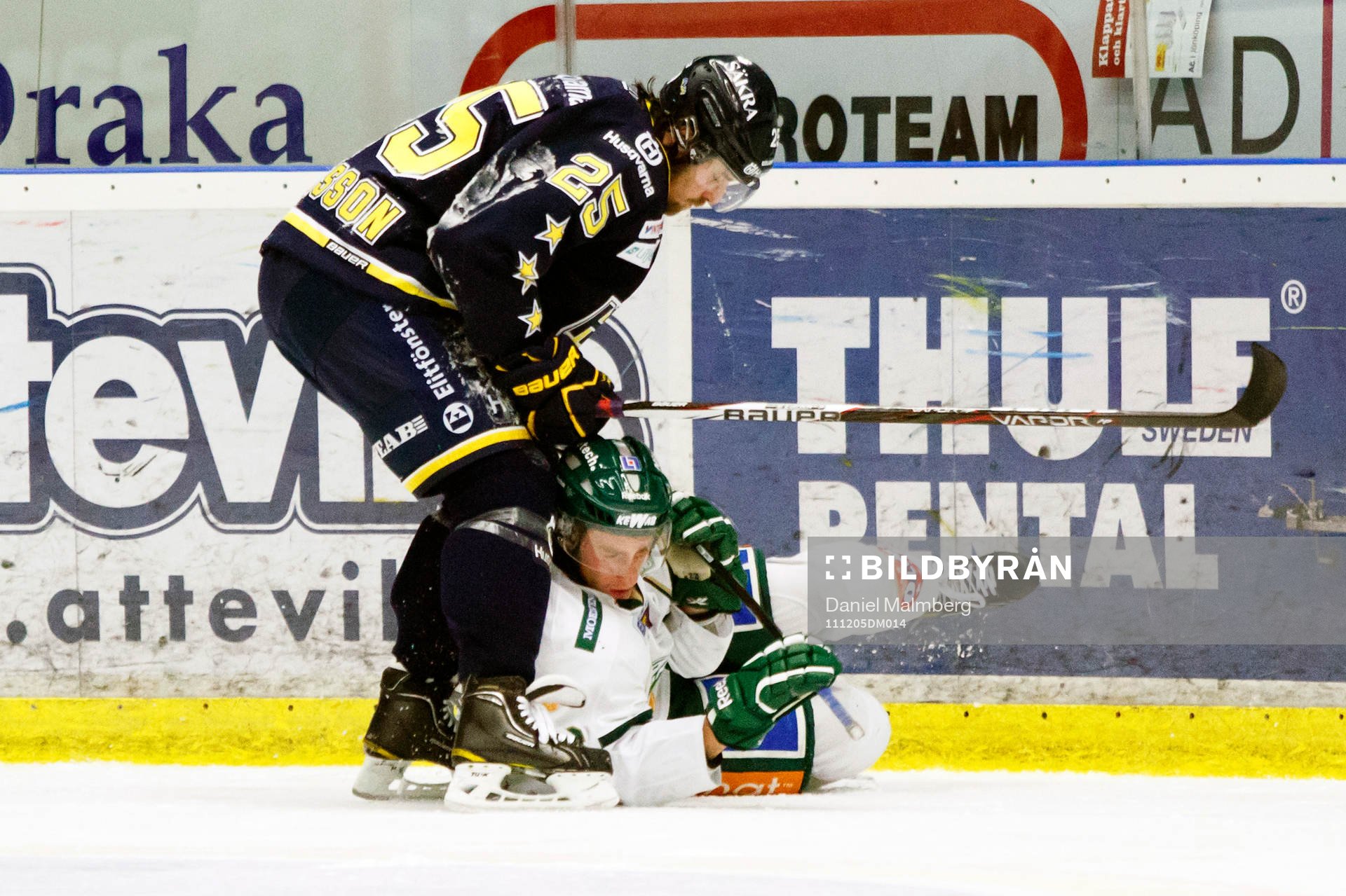 Mattias Karlsson, HV71 tacklar Christian Berglund,