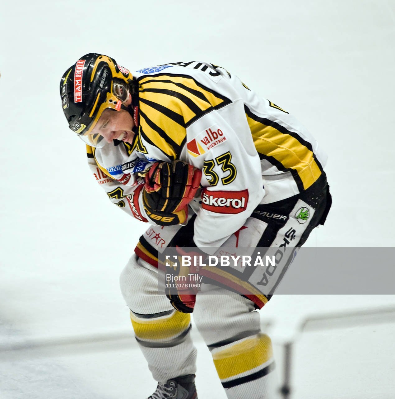 Jakob Silfverberg, Brynäs skadad i axeln. Skada