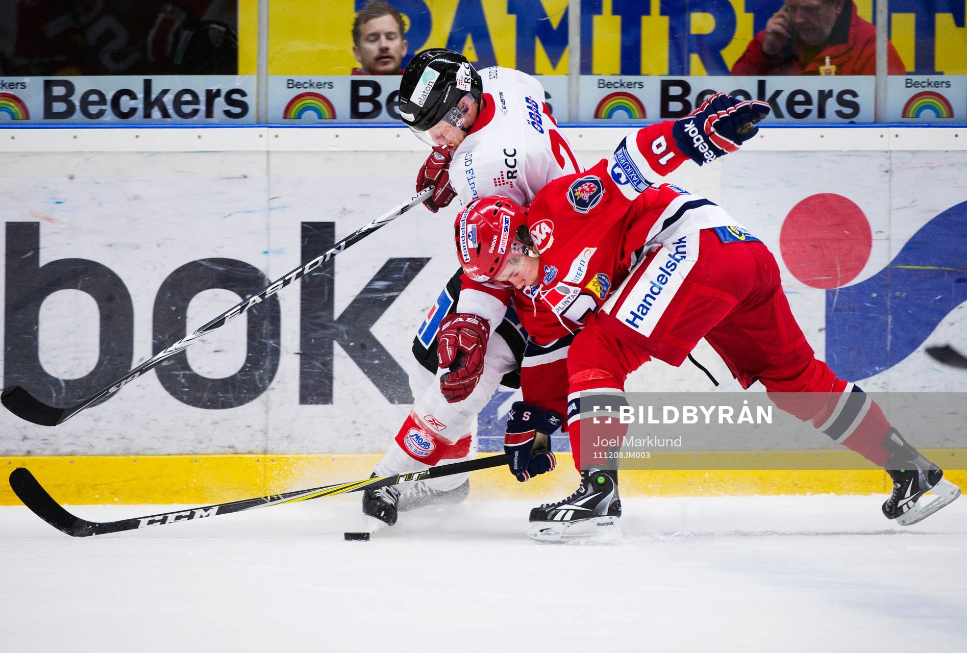 Christoffer Norgren, Örebro, i kamp om pucken med Andreas