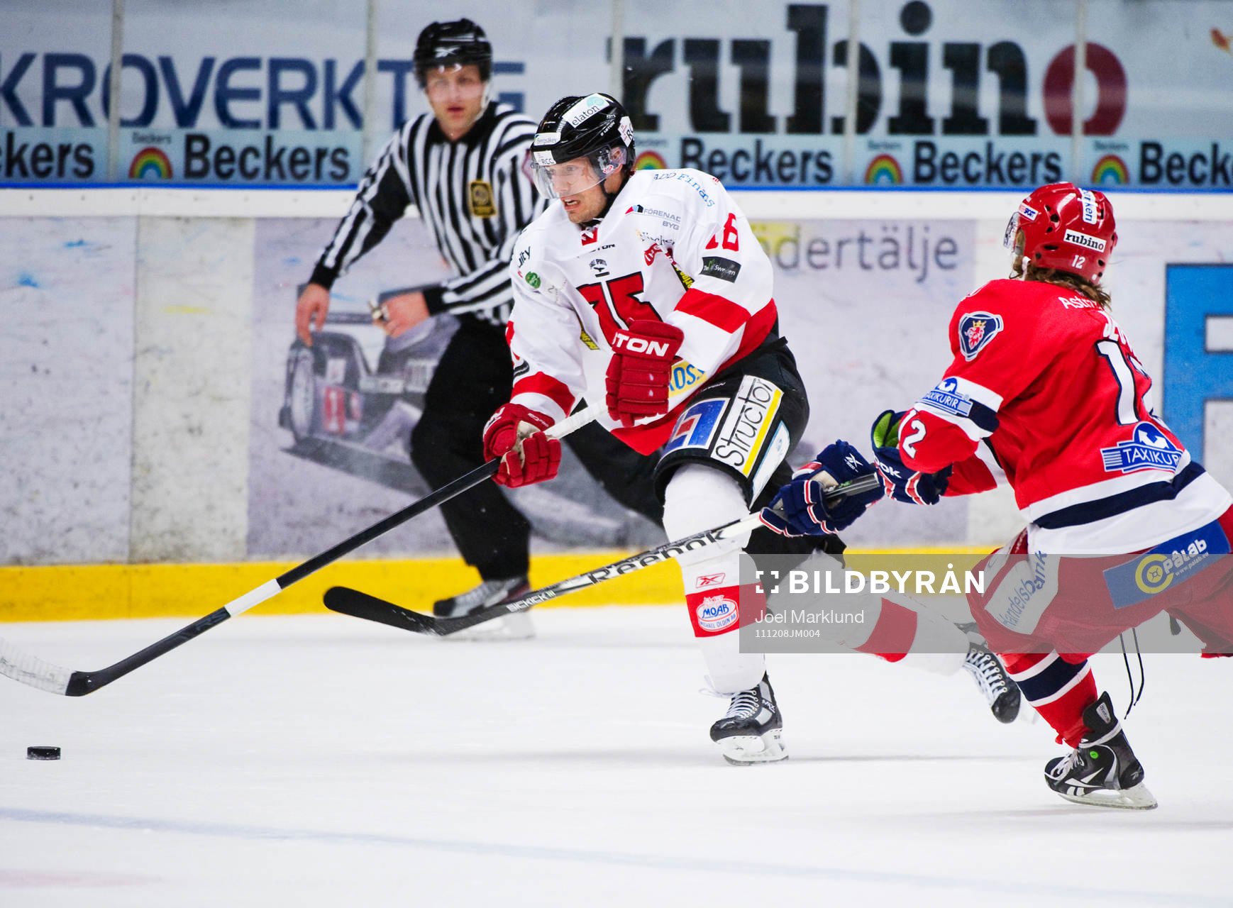 Jared Aulin, Örebro, kontrollerar pucken