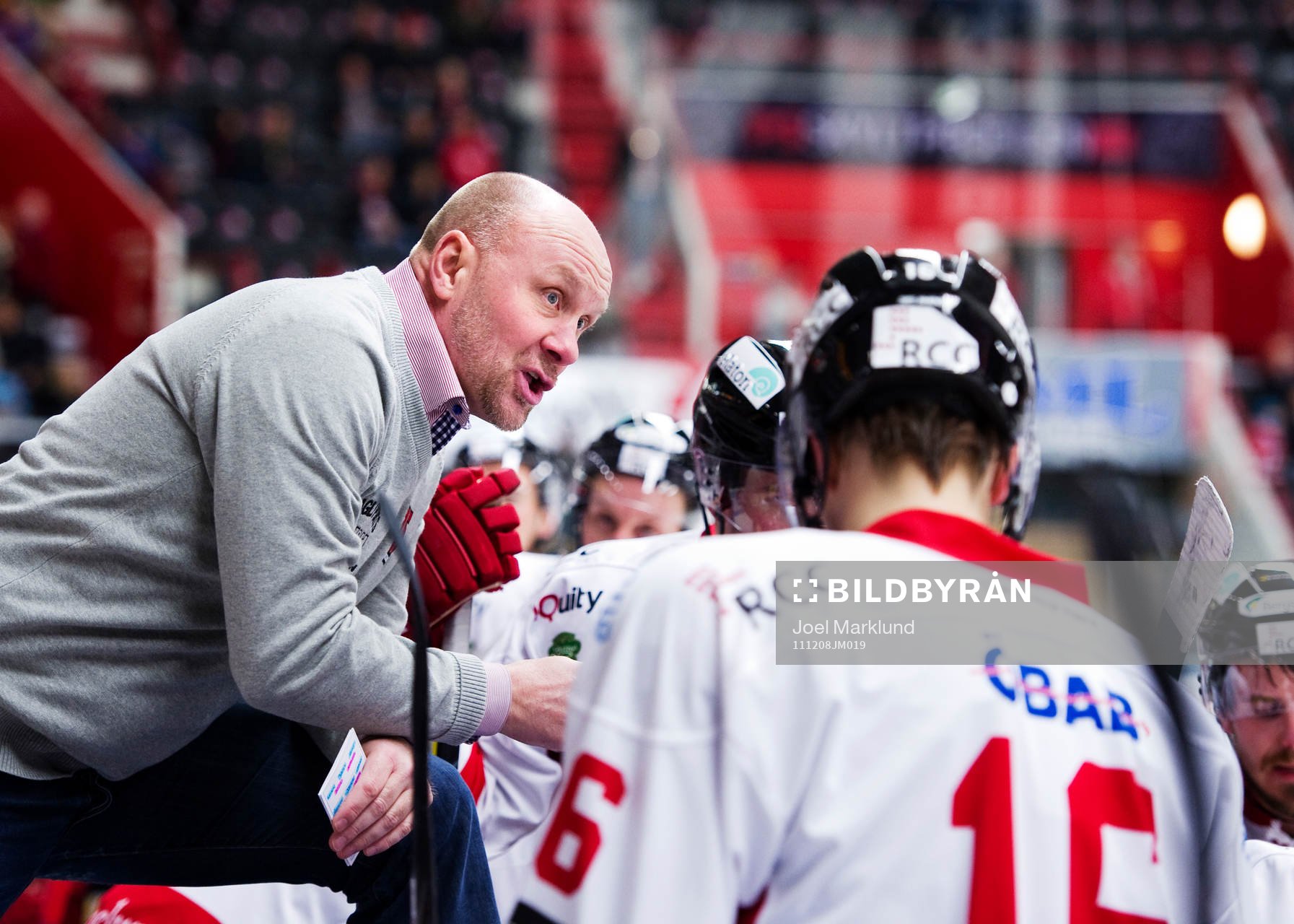 Peter Andersson, tränare, Örebro, ger instruktioner till