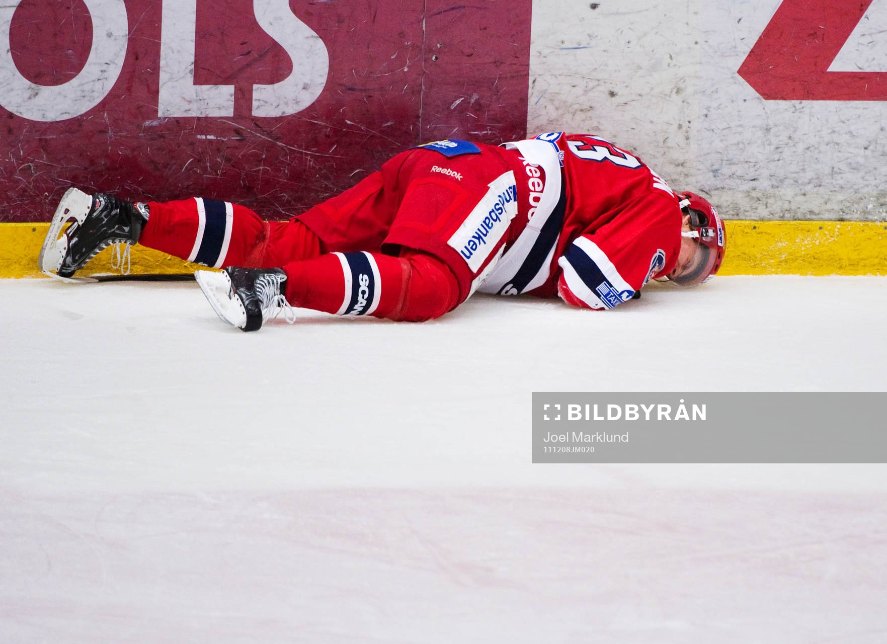 Julian Jacobsen, Södertälje, ligger kvar på isen och har