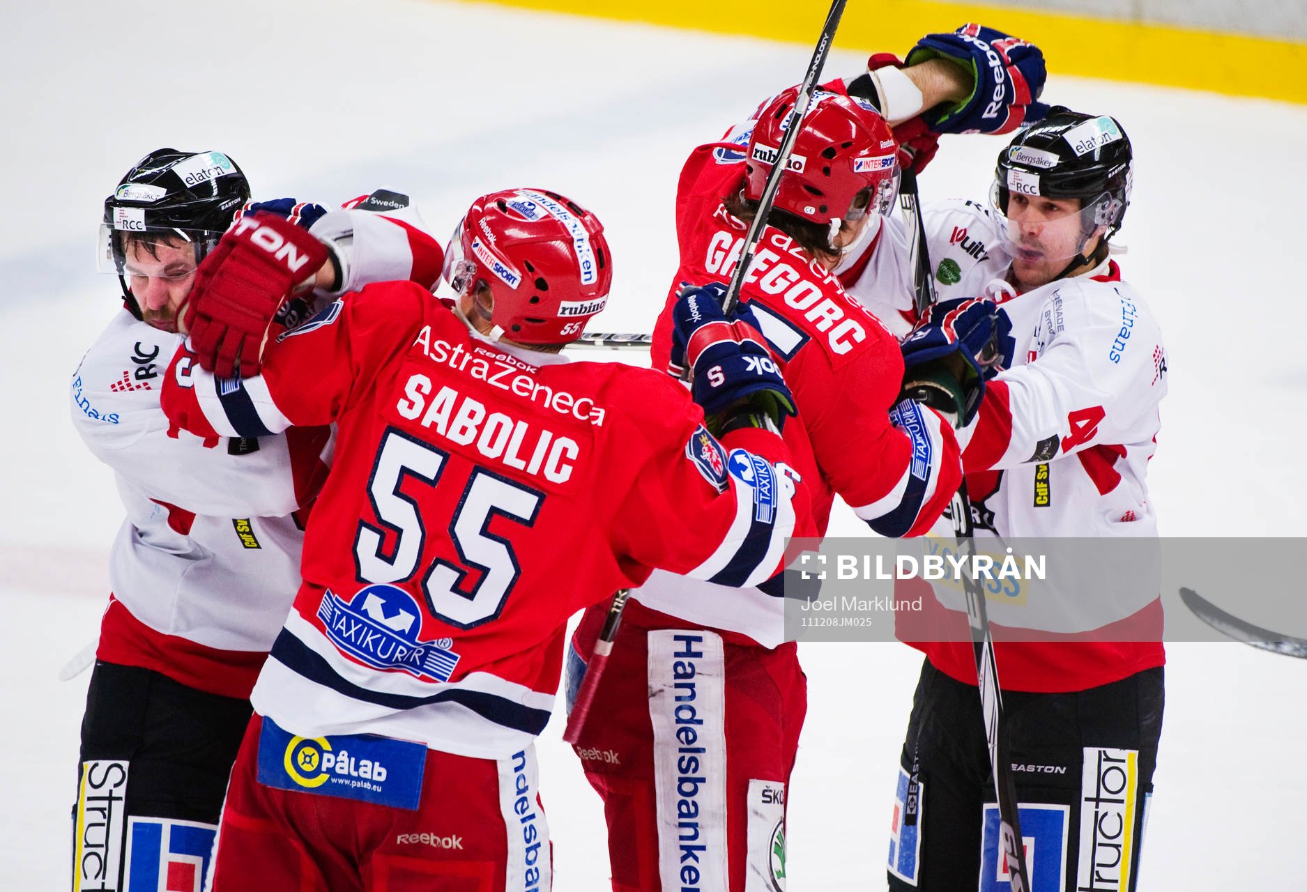 Andreas Frisk och Jens Skåhlberg, Örebro, bråkar med
