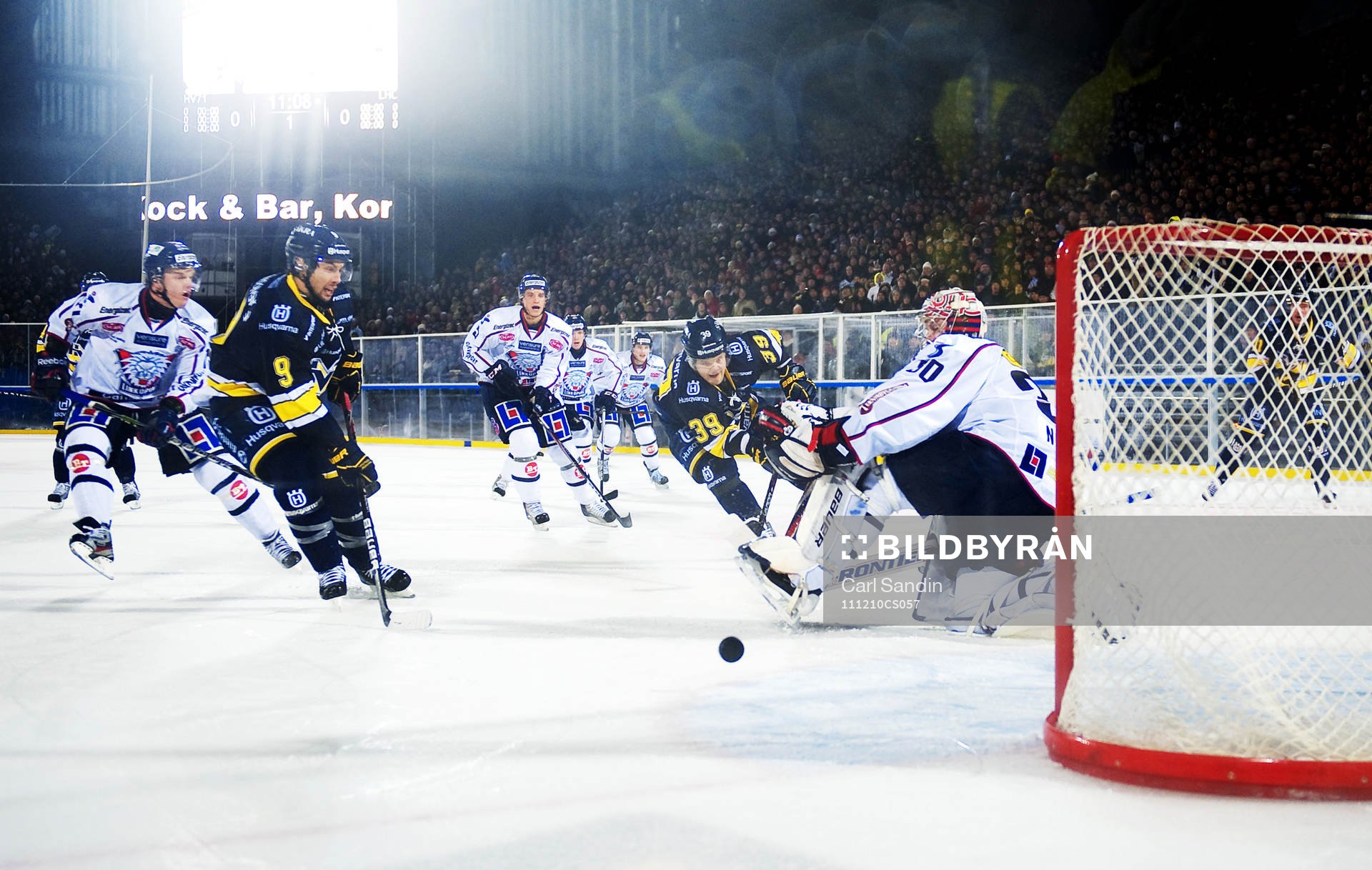 Jukka Voutilainen, Hv71, provar ett skott på Fredrik
