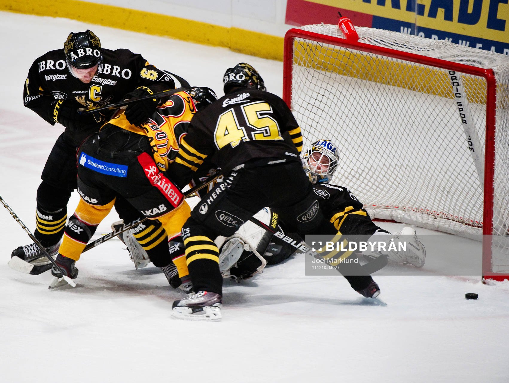 Dick Tärnström och Oscar Steen, AIK, håller undan Chris