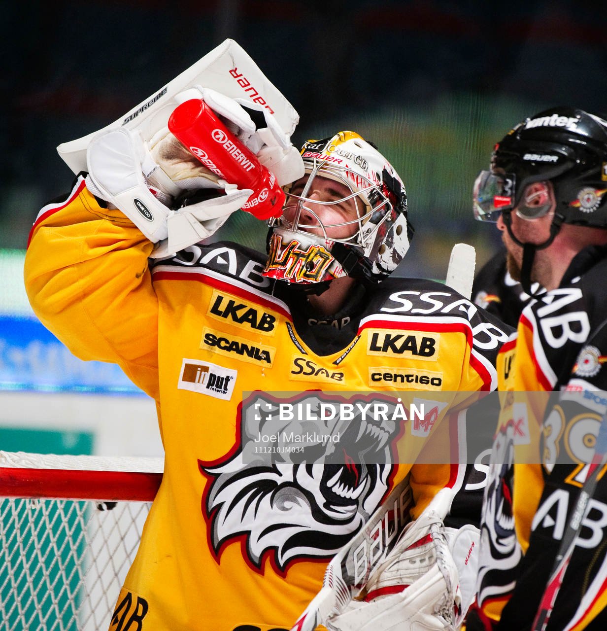 David Rautio, målvakt, dricker vatten