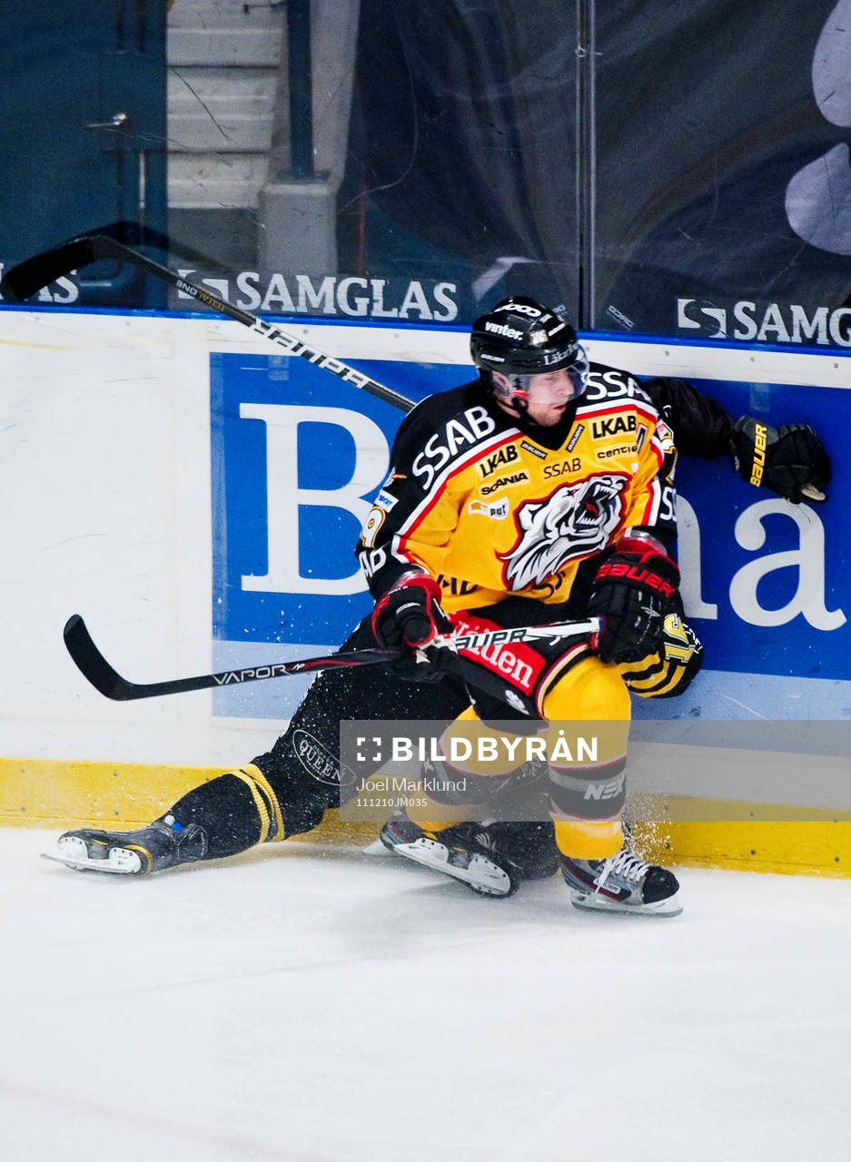 Tobias Viklund, AIK, blir tacklad av Chris Abbott, Luleå