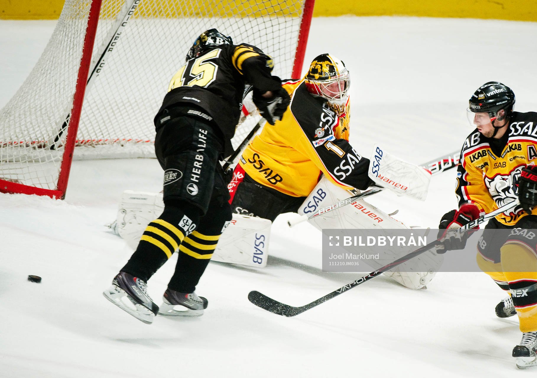 Oscar Steen, AIK, missar ett läge framför David Rautio,