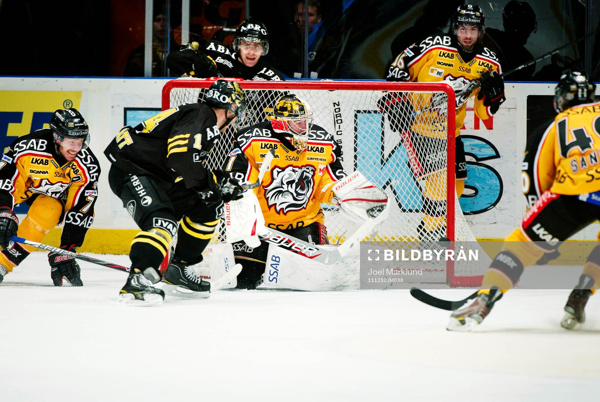 Daniel Rudslätt, AIK, prickar stolpen till höger om David
