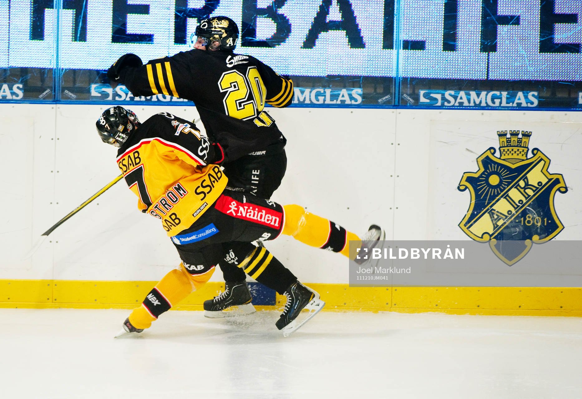 Daniel Bång, AIK, tacklar Jan Sandström, Luleå