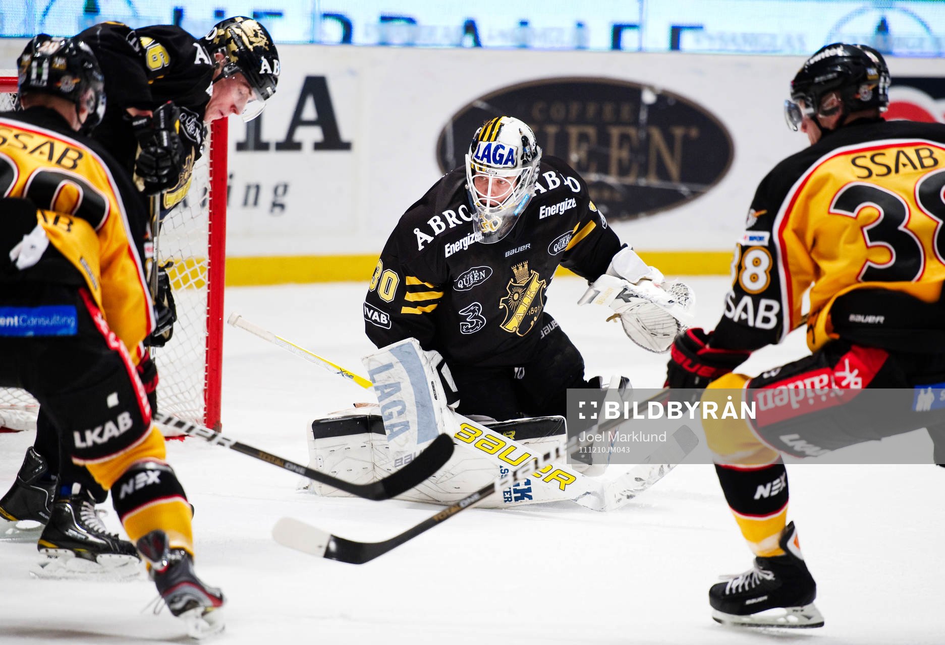 Rörigt framför Viktor Fasth, målvakt, AIK