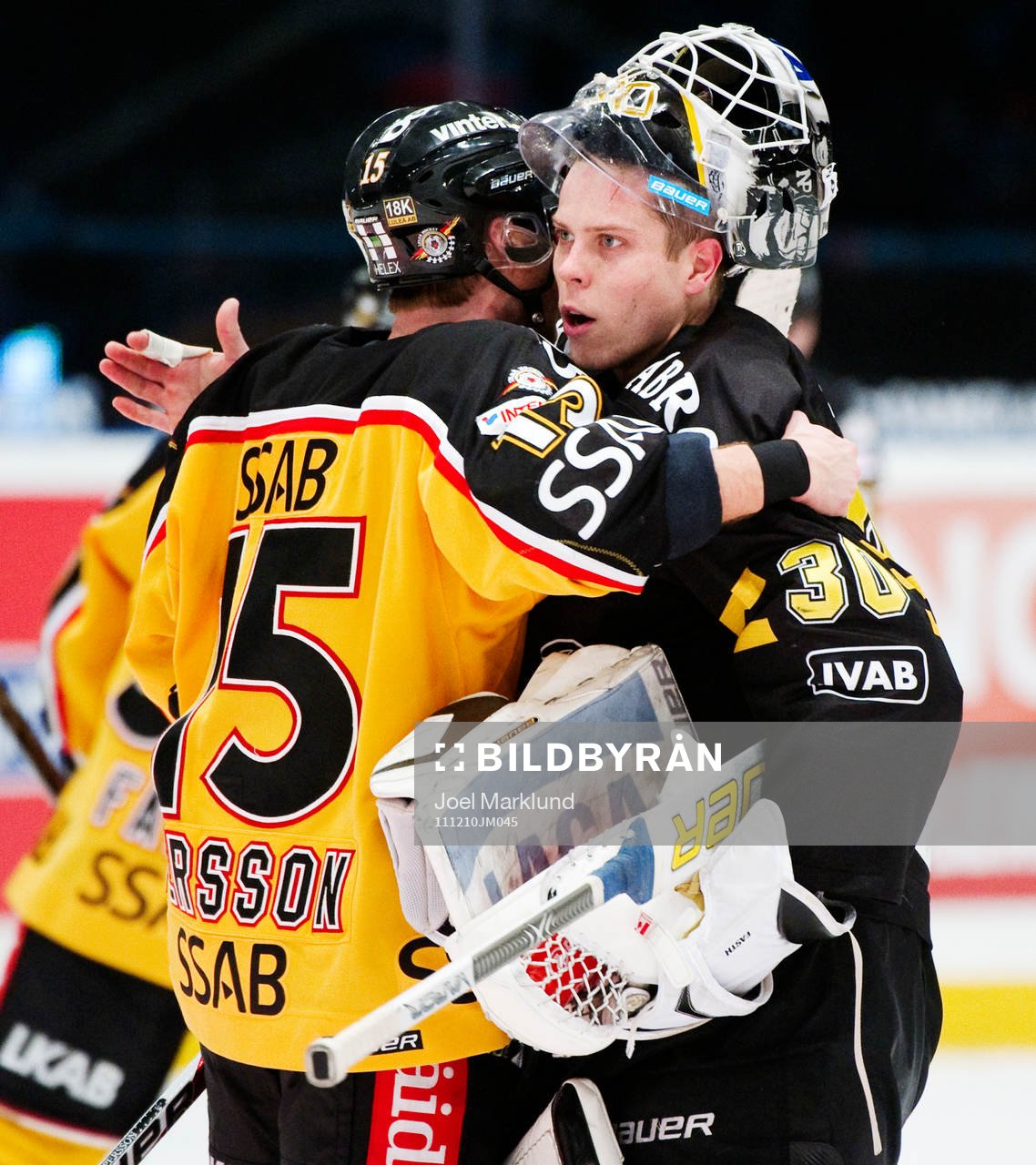 Mattias Persson, Luleå, kramar om Viktor Fasth, målvakt,