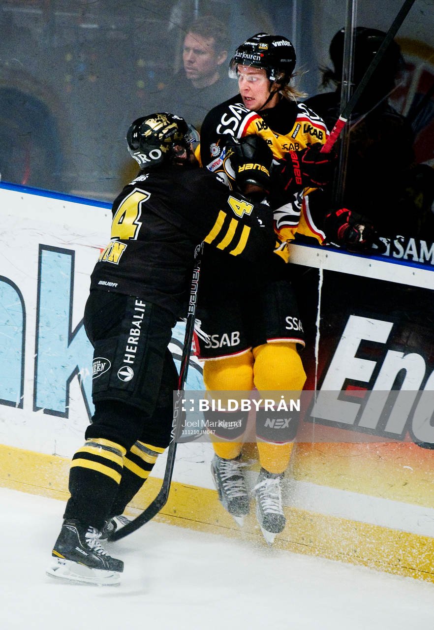 Fredrik Svensson, AIK, tacklar Johan Harju, Luleå
