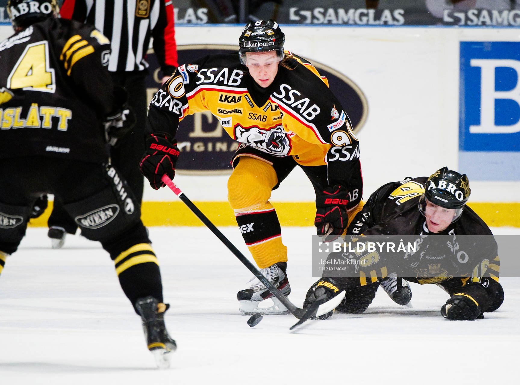 Johan Harju, Luleå, kämpar om pucken med Tobias Viklund,