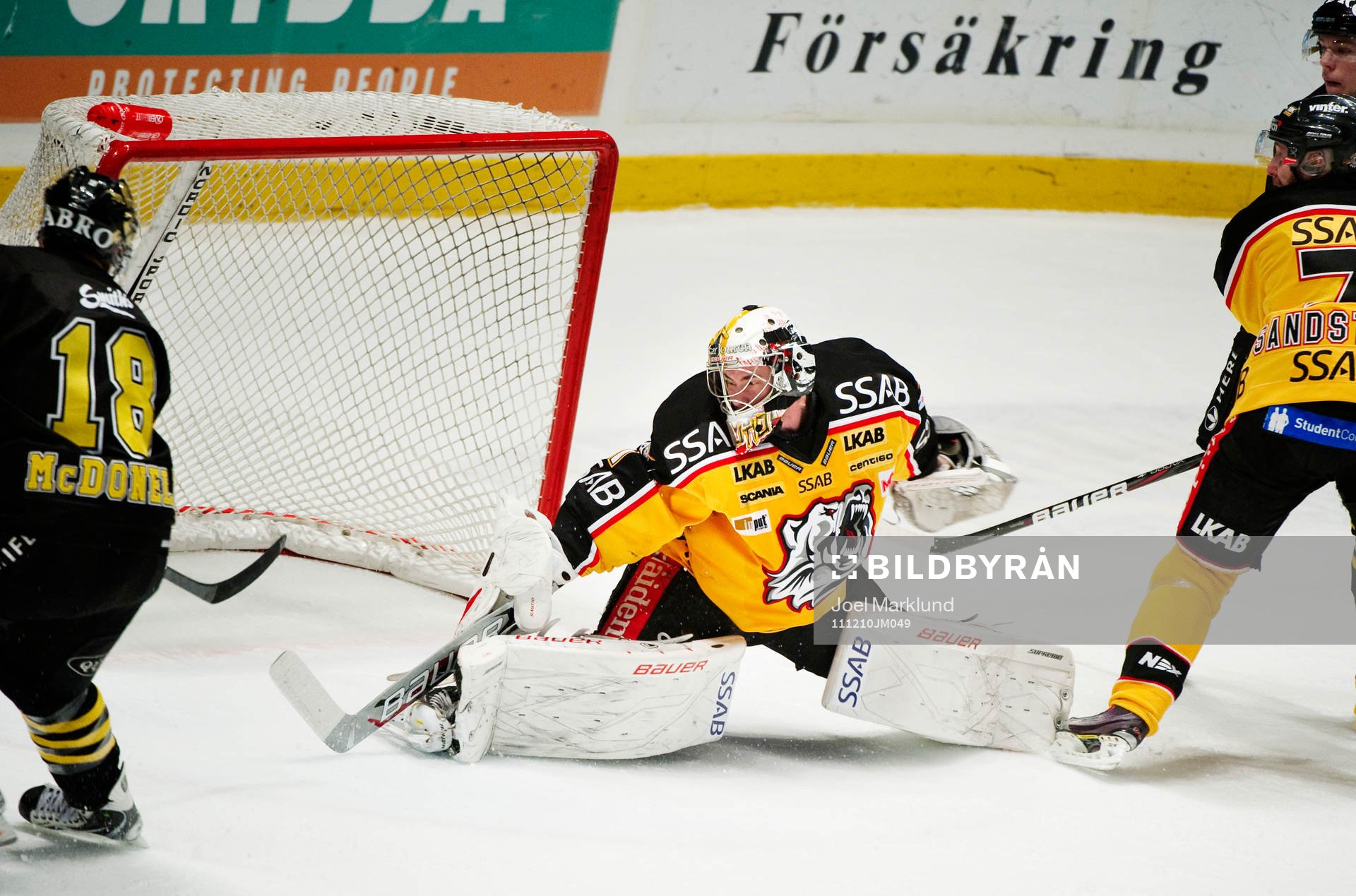 Kent McDonell, AIK, gör 1-0 bakom David Rautio, målvakt,