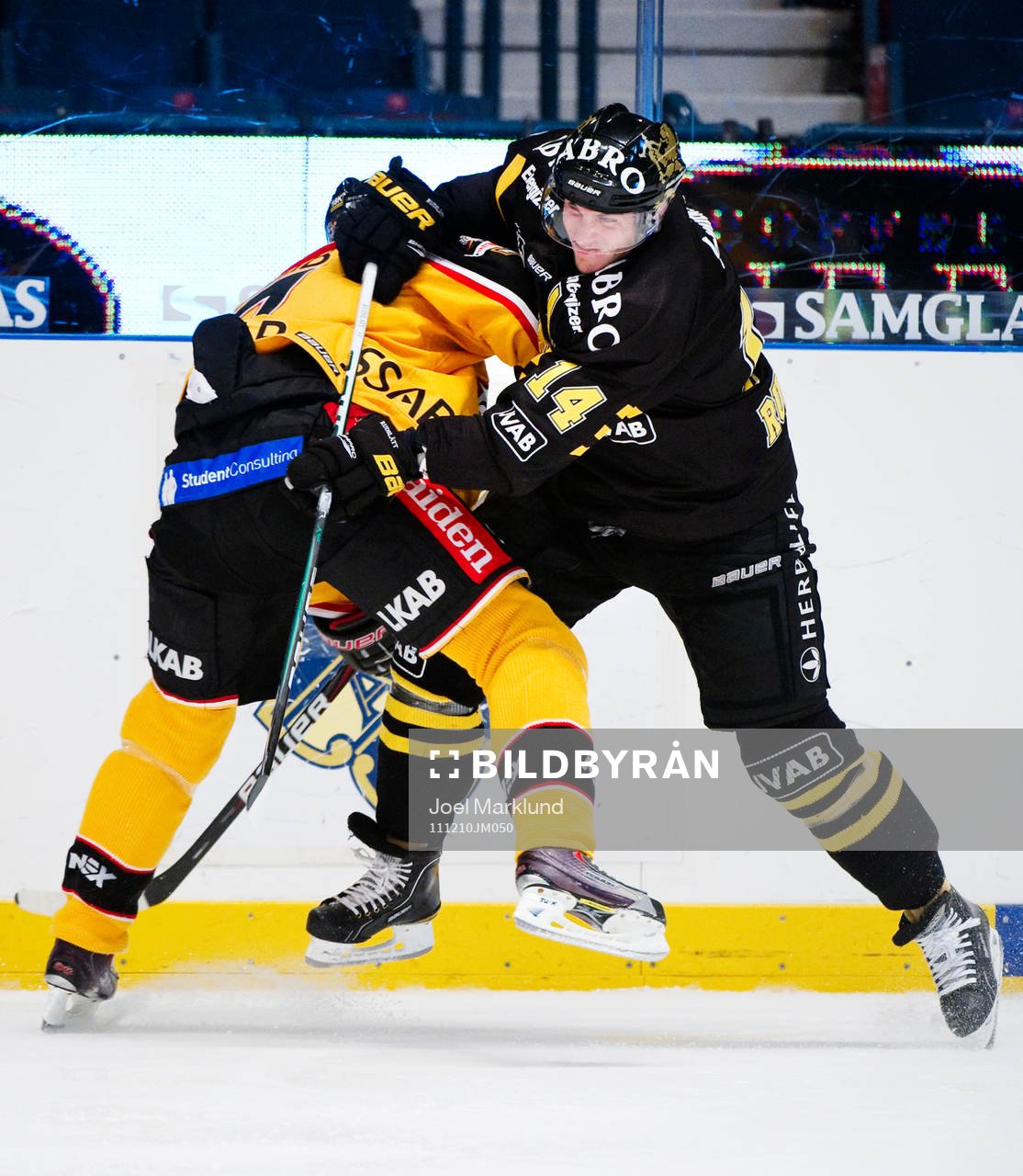 Daniel Rudslätt, AIK, tacklar en luleåspelare