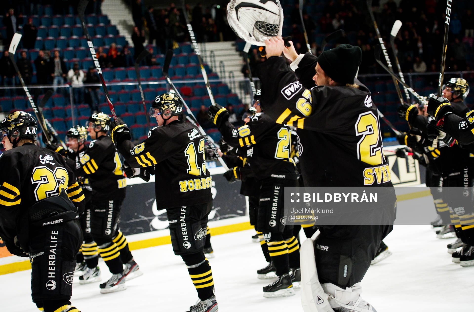 AIK-spelarna tackar fansen