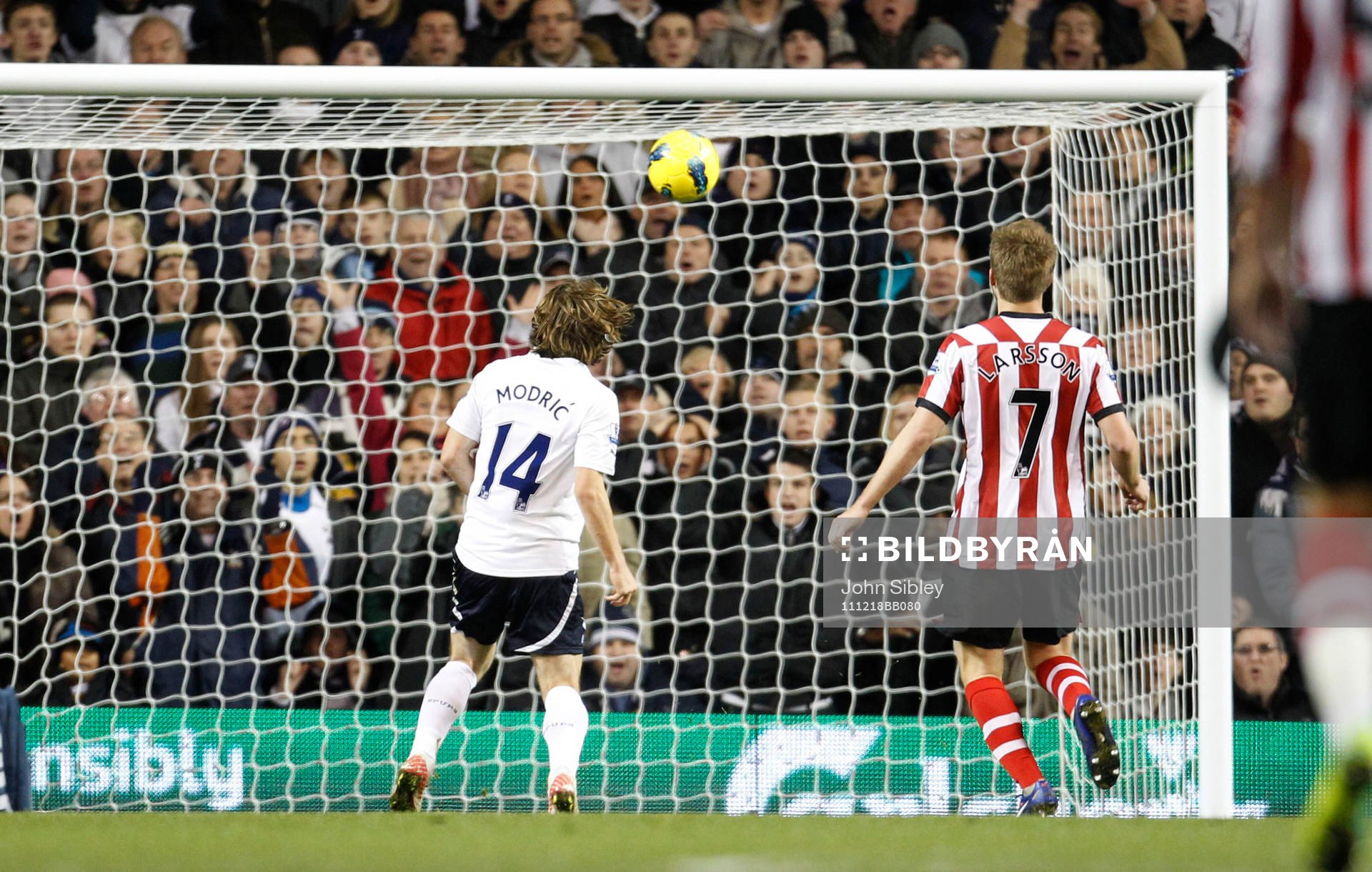 Luka Modric, Tottenham, skjuter över ribban