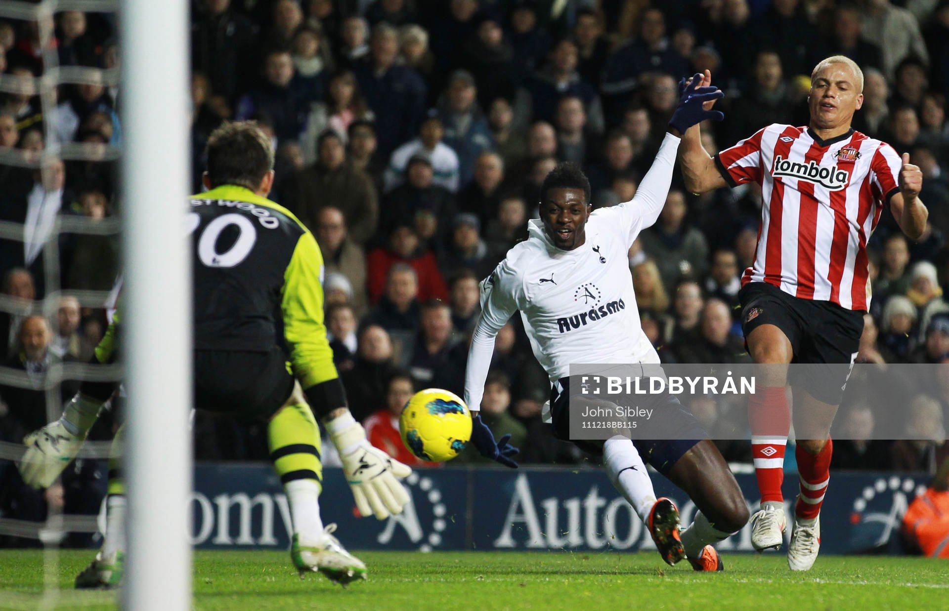  Emmanuel Adebayor, Tottenham, har ett skott på mål. Wes Brown, Sunderland.