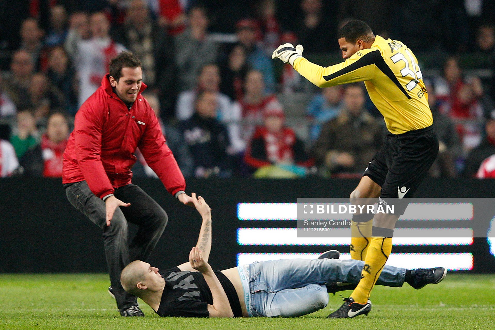Esteban Alvarado, målvakt, AZ attackeras av en huligan