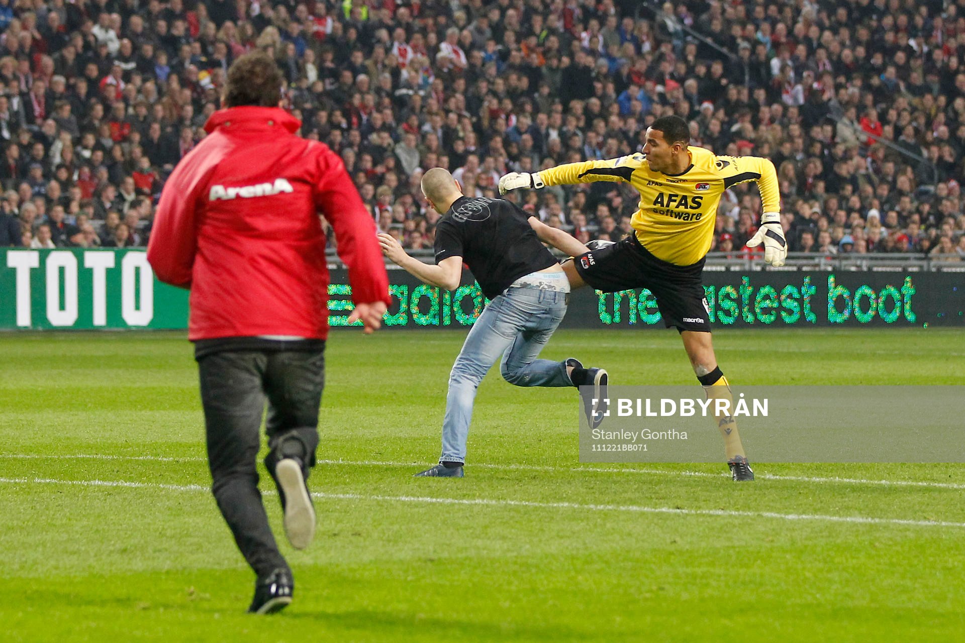 Esteban Alvarado, målvakt, AZ attackeras av en huligan