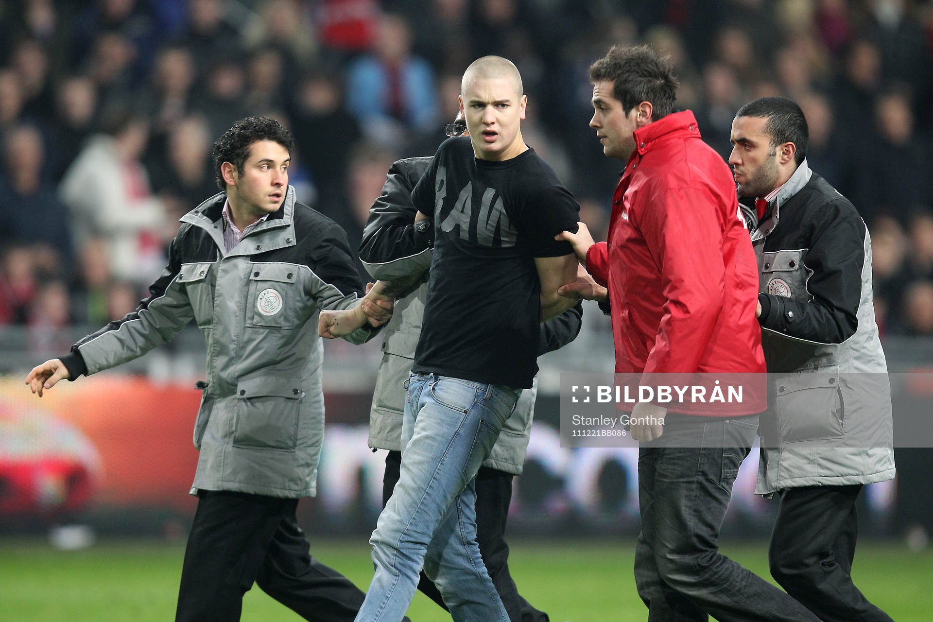 Esteban Alvarado, målvakt, AZ attackeras av en huligan